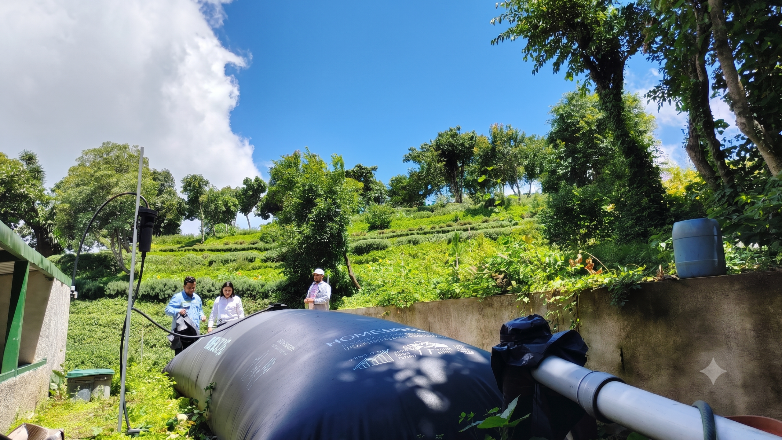 Vista general de la finca con el biodigestor integrado al entorno agrícola