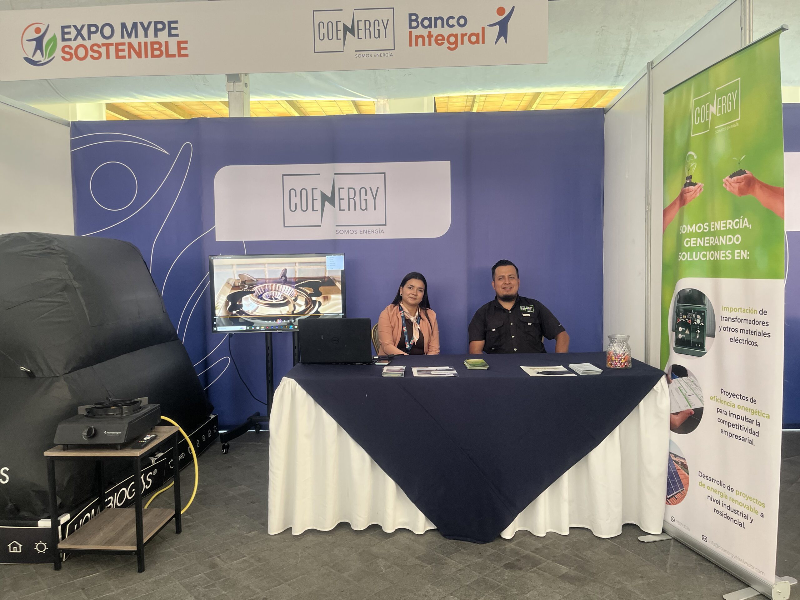 Stand de COENERGY en la Expo MYPE Sostenible con visitantes recorriendo la exhibición
