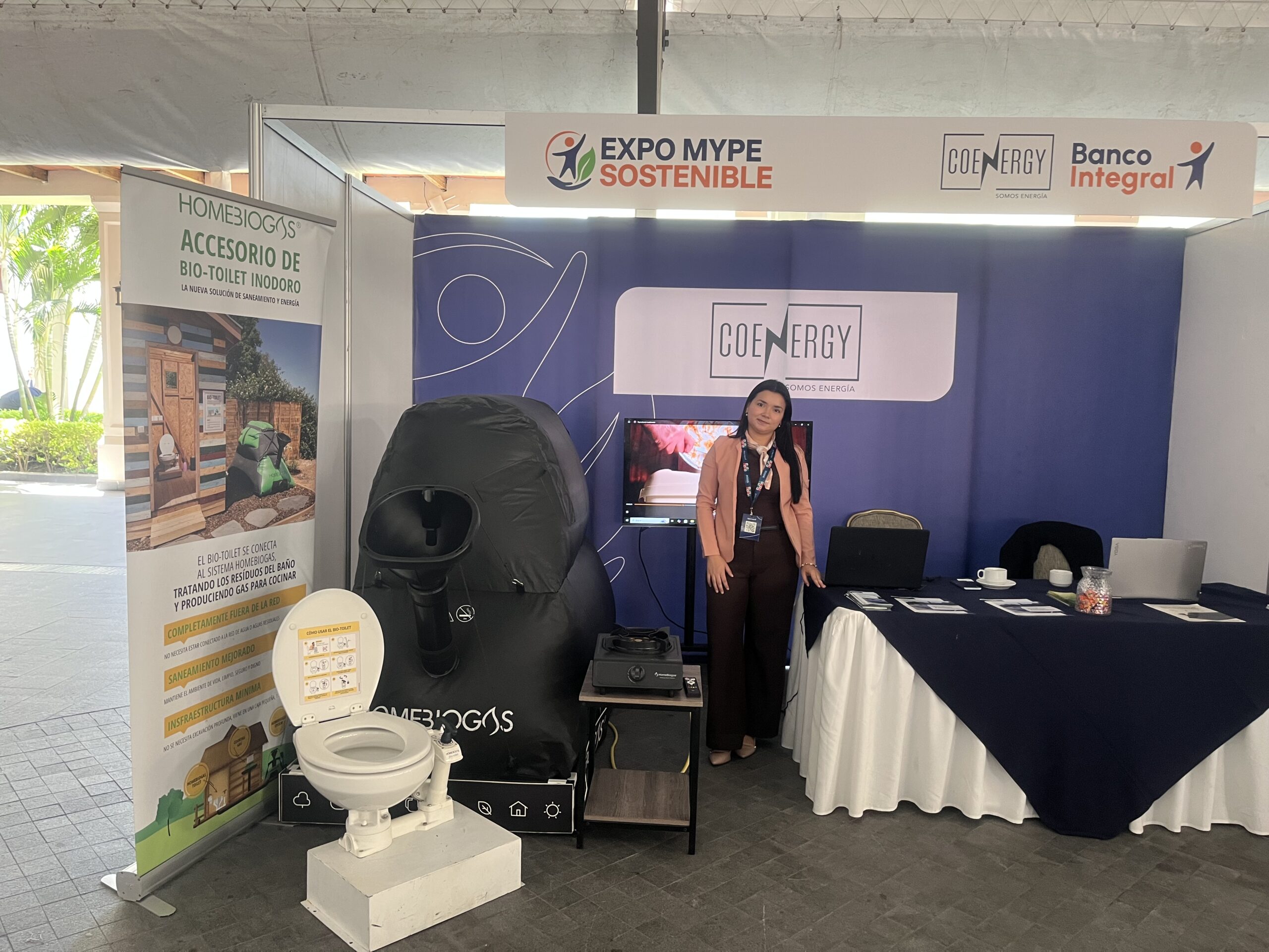 Visitantes conociendo las soluciones sostenibles de COENERGY en la feria