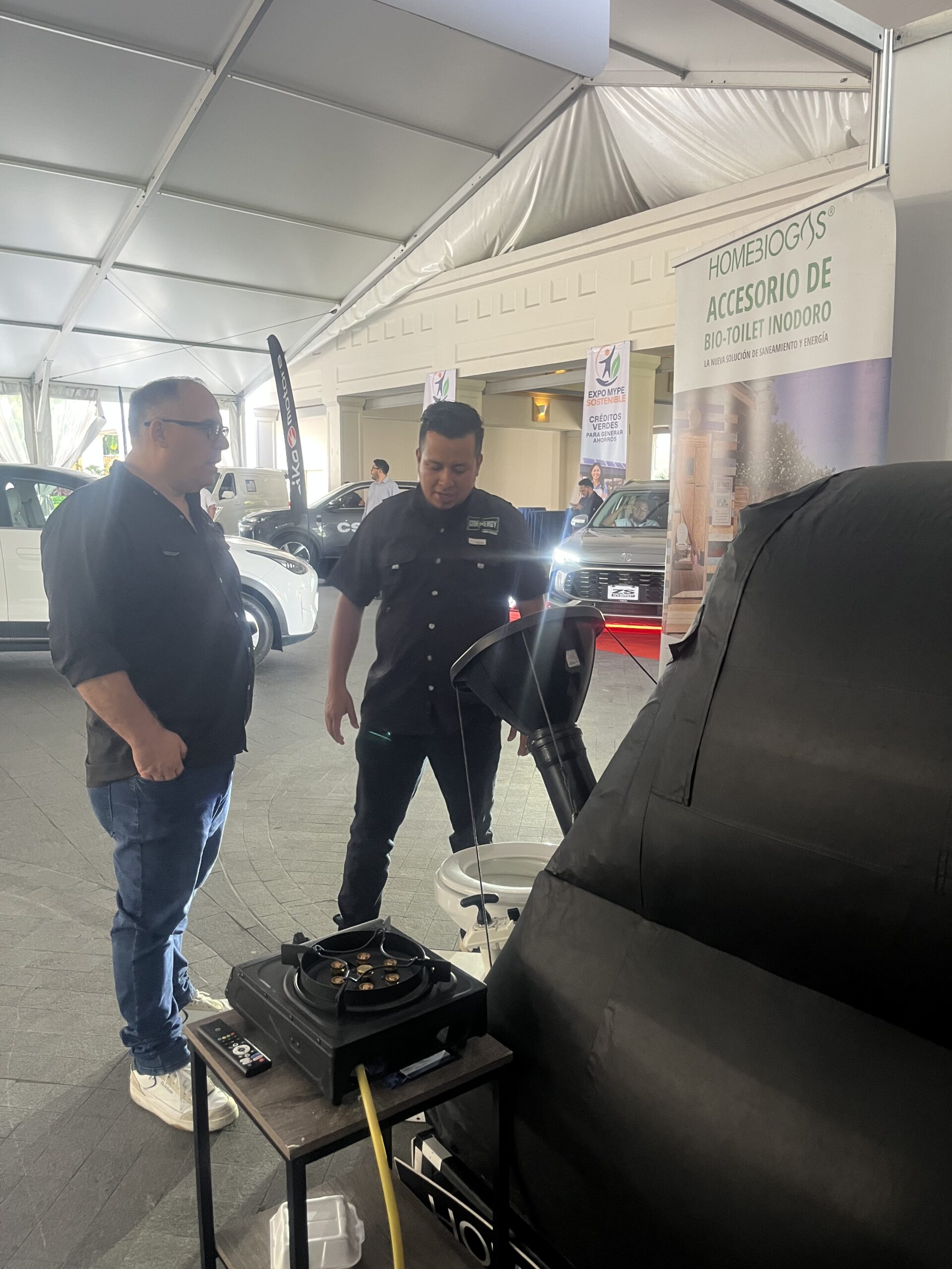 Representante de COENERGY explicando el funcionamiento del biodigestor HomeBiogas a visitantes de la feria