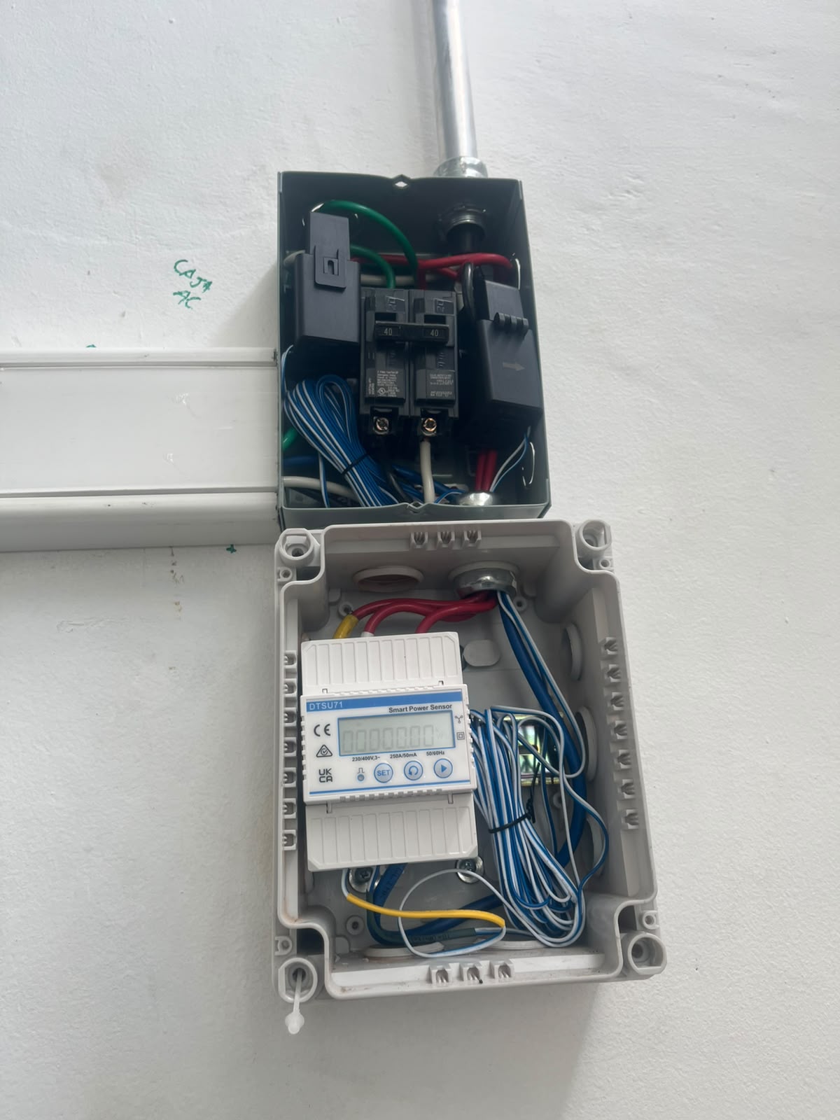 Técnico de COENERGY realizando conexiones en el tablero eléctrico de la vivienda
