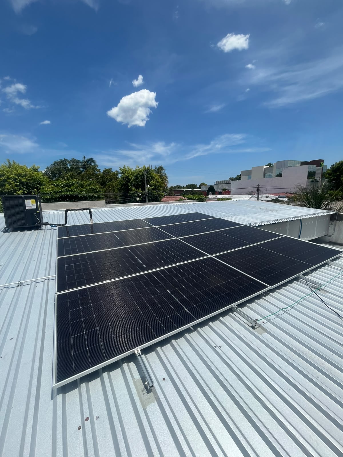 Área social y patio de la vivienda residencial con instalación fotovoltaica