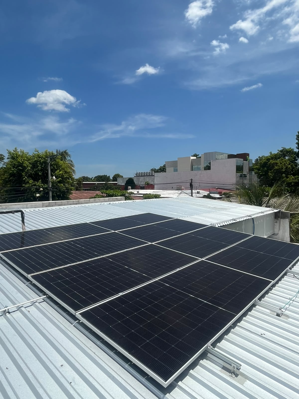 Vista panorámica de los paneles solares instalados sobre el techo metálico de la vivienda