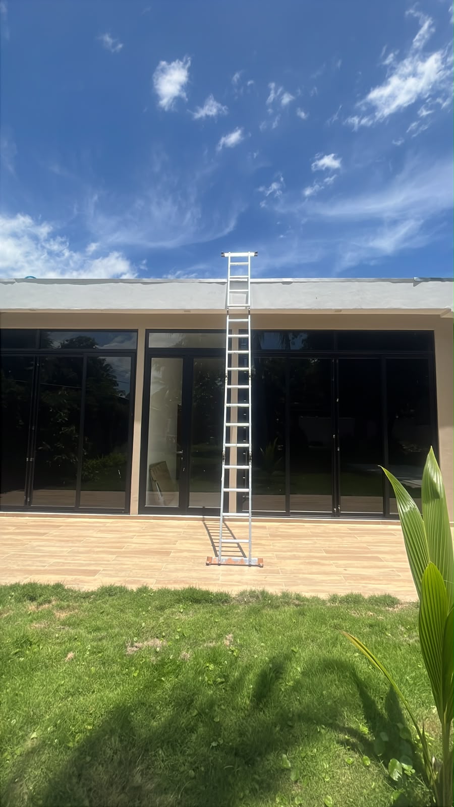Fachada de vivienda residencial moderna con sistema fotovoltaico instalado