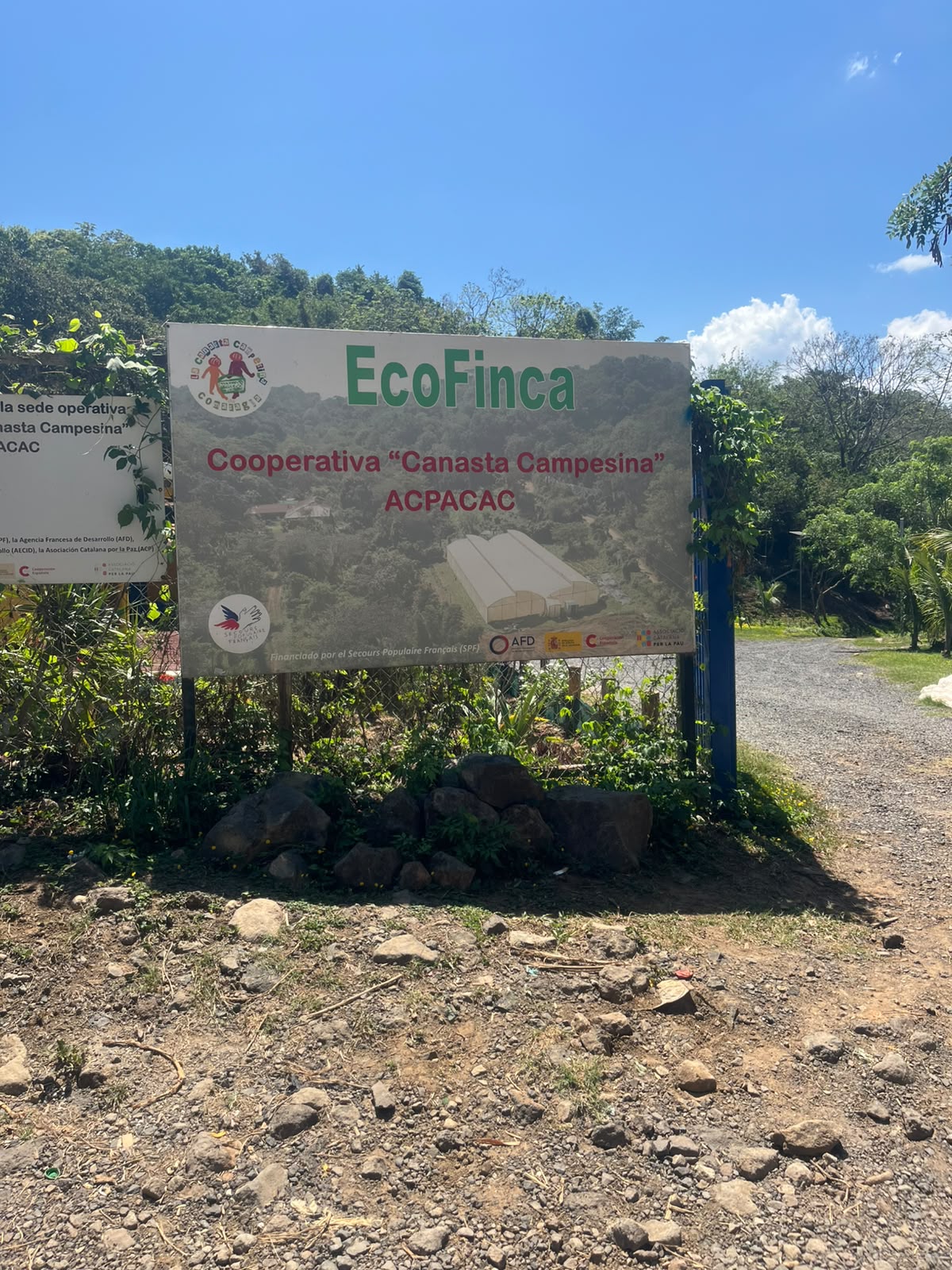 Rótulo oficial de la EcoFinca de la Cooperativa Canasta Campesina ACPACAC