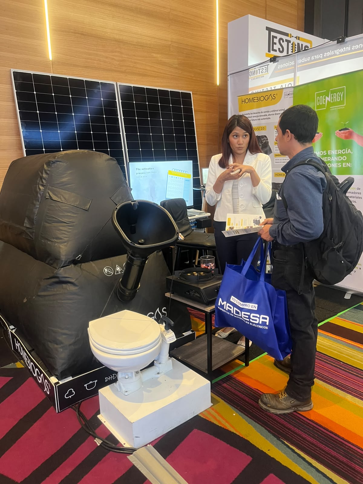 Productos y equipos demostrativos exhibidos en el stand de COENERGY