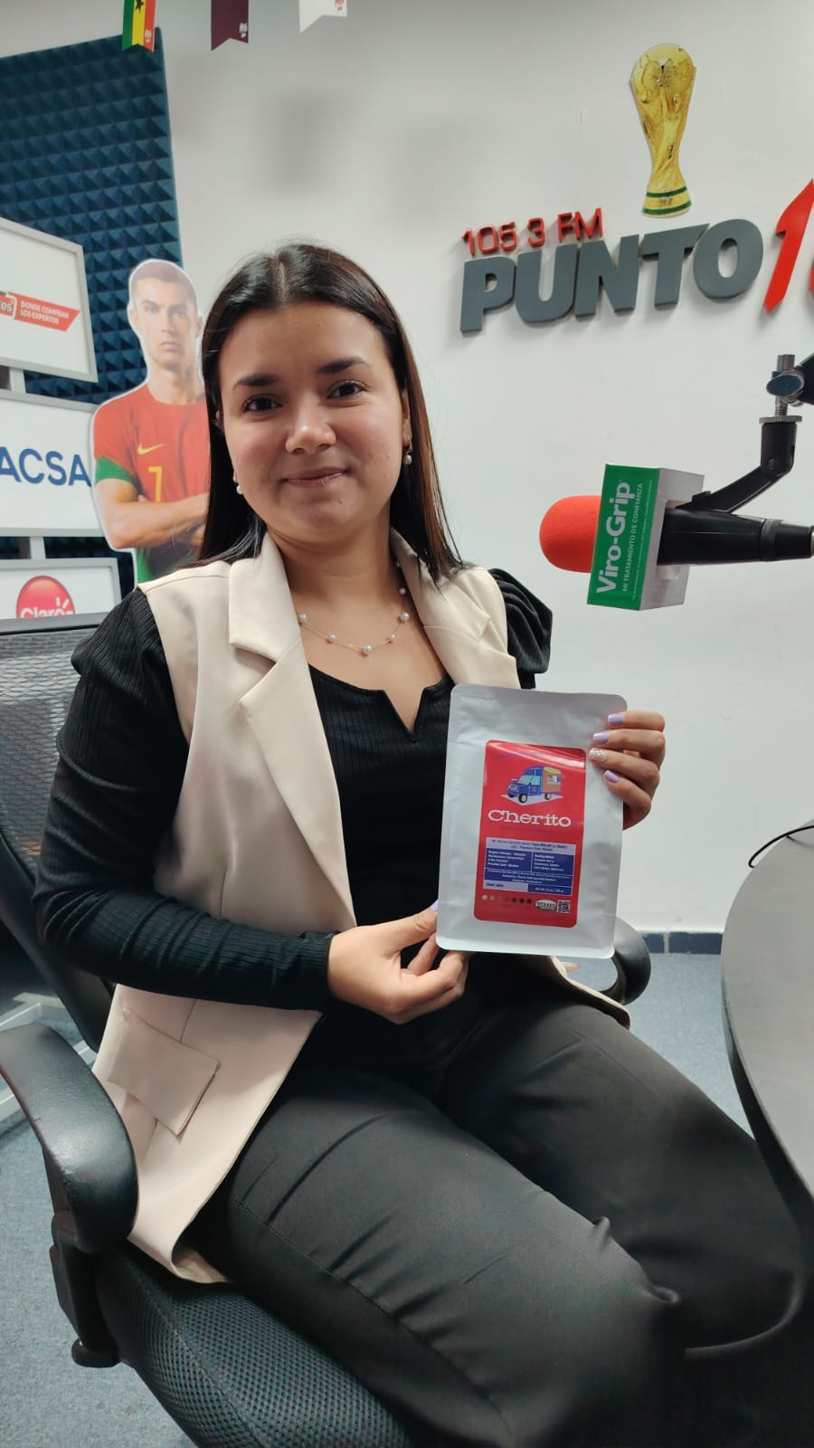 Ing. Ileana Paula de COENERGY en entrevista dentro de la cabina de Punto 105 FM