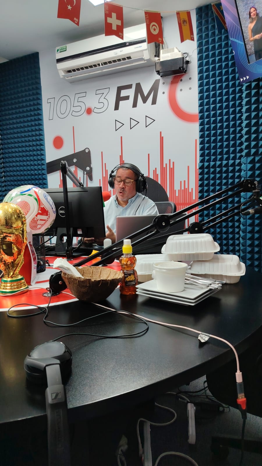 Ambiente del estudio de radio durante la entrevista con COENERGY