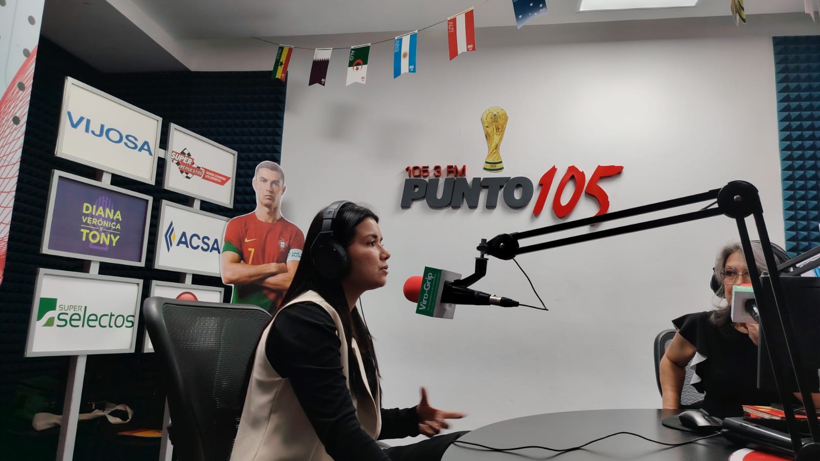 Micrófonos y consola de audio en el estudio de Punto 105 FM durante la entrevista