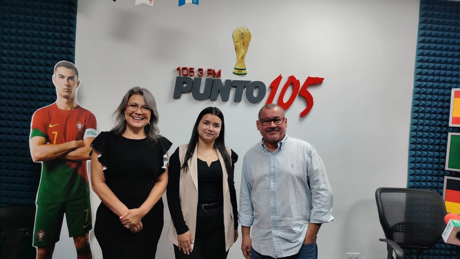Equipo de COENERGY junto a los conductores de Punto 105 FM al finalizar la entrevista