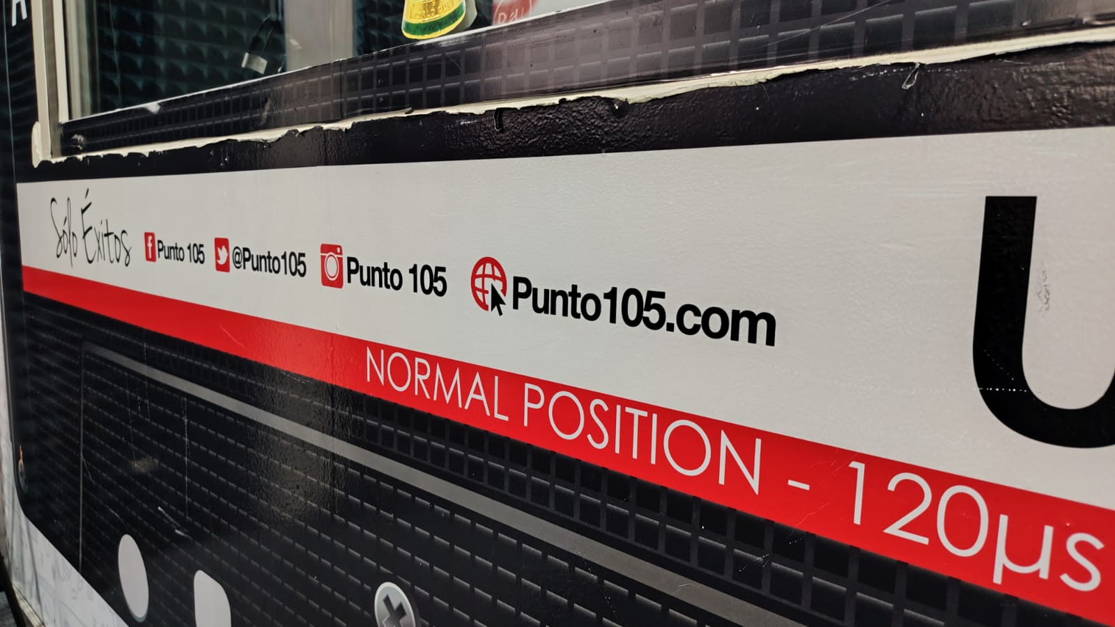 Equipo de COENERGY llegando a las instalaciones de Punto 105 FM