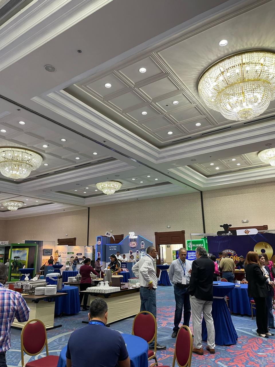 Vista general del salón de exhibición de ENLAC 2025 con stands de la industria láctea