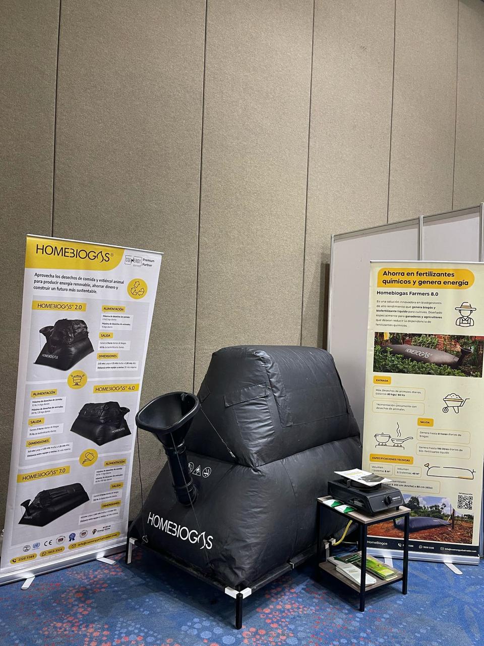 Modelos HomeBiogas 2.0, 4.0, 7.0 y Farmers 8.0 exhibidos en el stand de COENERGY en ENLAC 2025
