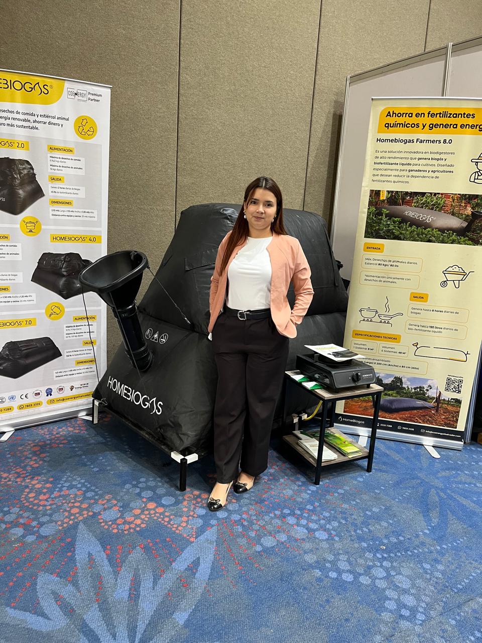 Representante de COENERGY en el stand de HomeBiogas durante ENLAC 2025