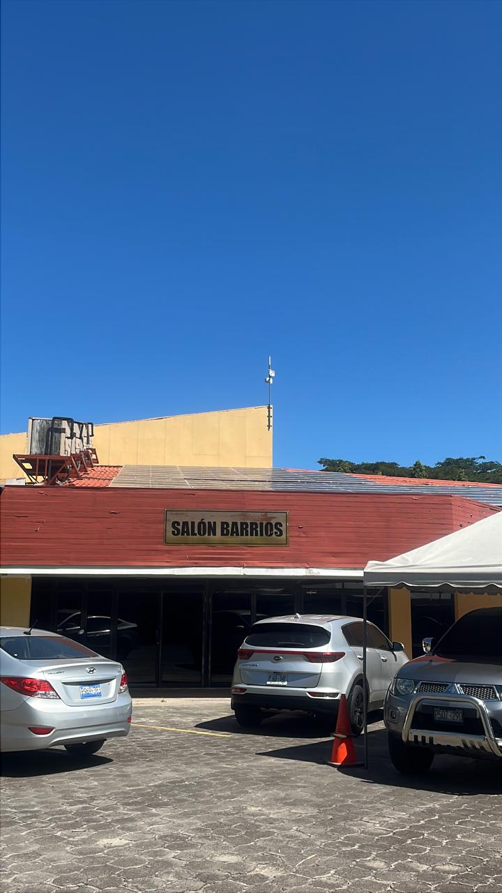 Sistema fotovoltaico de 117 kWp instalado sobre el techo del Salón Barrios en el Círculo Militar