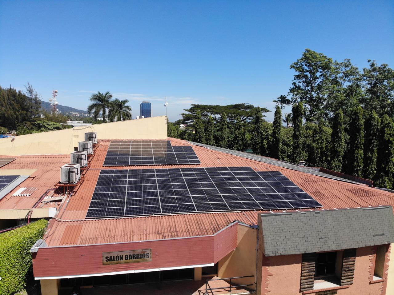 Vista panorámica de los 200 paneles LONGi instalados en el techo del Círculo Militar