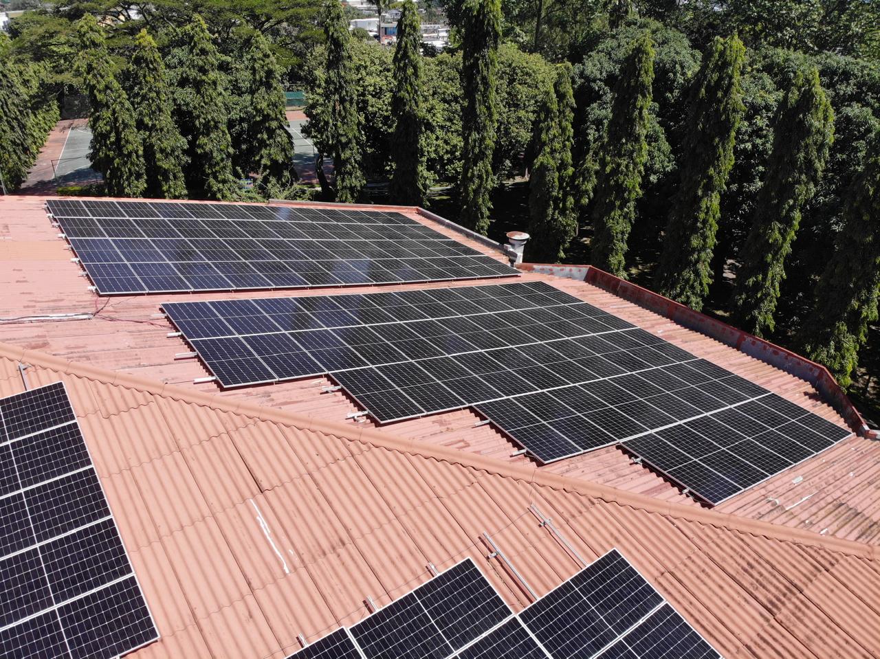 Detalle de los paneles solares LONGi instalados sobre el techo del Círculo Militar
