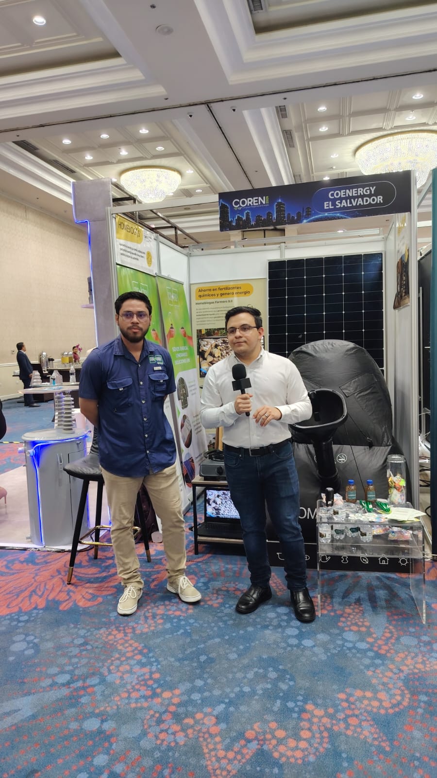 Material institucional de COENERGY exhibido en el stand
