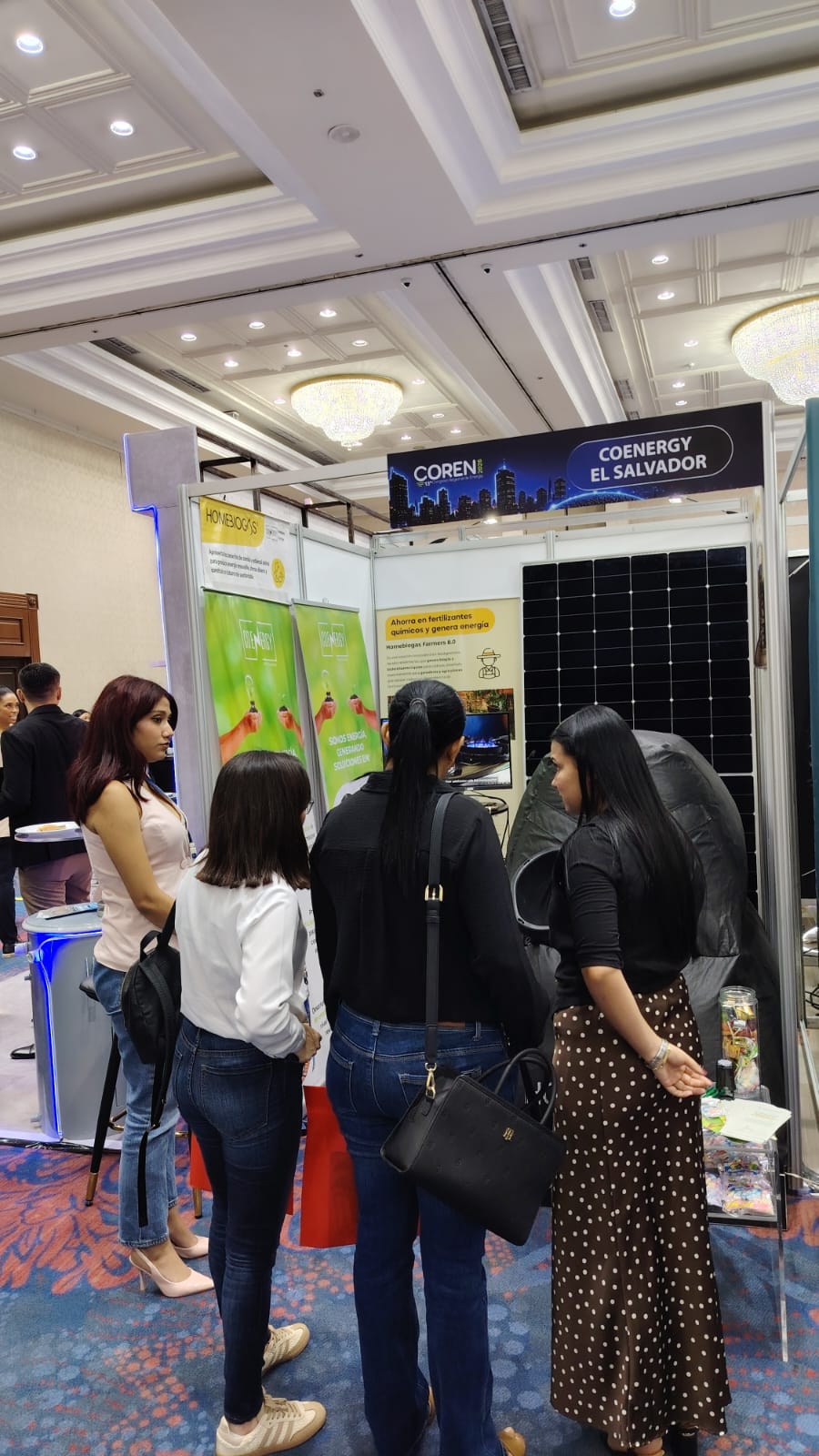 Equipo de COENERGY atendiendo a visitantes en su stand durante COREN 2026